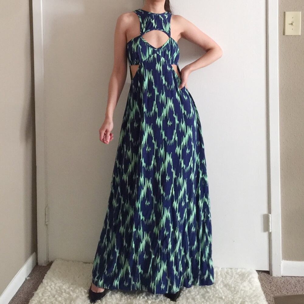 Valija Cutout Maxi Silky Dress.--ZA2